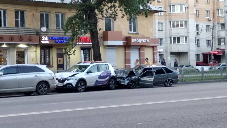 ВАЗ врезался в припаркованную иномарку на Ленинском проспекте в Воронеже: пострадал ребенок