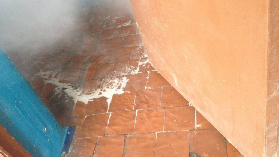 Кипяток из лопнувшей батареи затопил этаж дома в Воронеже