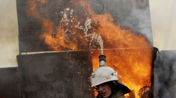 Атака беспилотника вызвала крупный пожар на нефтебазе в Краснодарском крае