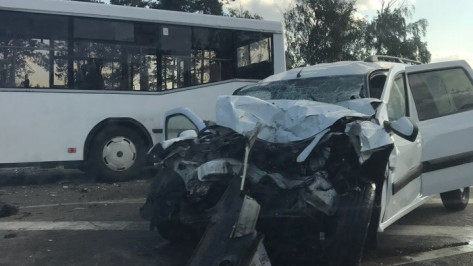 В ДТП с автобусом и 2 легковушками в Воронеже пострадали 2 человека