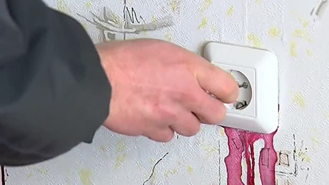 Жительница Воронежа пожаловалась спасателям на красную жидкость из розетки