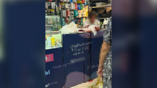 Неизвестные в медицинских масках пытались зарезать продавца в воронежском ТЦ