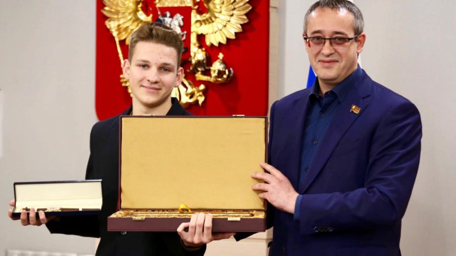 В Мосгордуме наградили школьника, который спас пассажира самолета в Воронеже