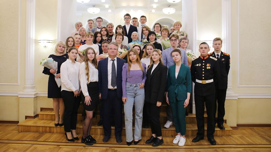 Мэр Воронежа поздравил выпускников школ из замещающих семей и их опекунов
