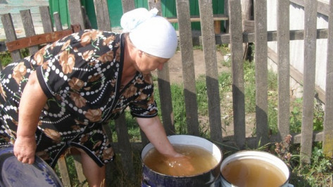 В селе Михнево Нижнедевицкого района старики пьют воду из цистерн, в которых возят воду для коров