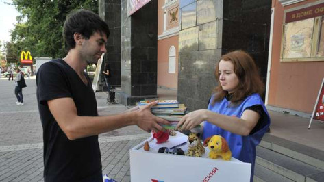 В первый день благотворительной акции воронежцы собрали 100 игрушек и книг для воспитанников детских домов