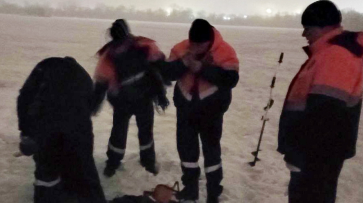Не могли сами передвигаться: двух рыбаков эвакуировали со льда на реке Воронеж