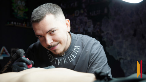 «Поначалу было страшно, а потом – красиво»: как воронежский ветеран СВО открыл собственный тату-салон