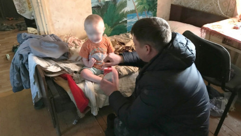 В Воронежской области майор полиции спас замерзшего 2-летнего мальчика
