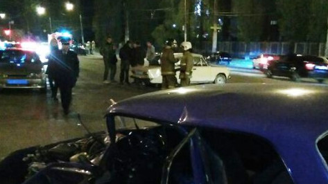 В Воронеже на Ленинском проспекте столкнулись 3 машины: пострадал водитель «ВАЗа»