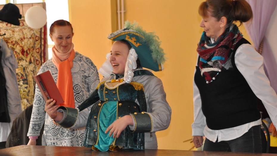 Артисты воронежского театра кукол провели мастер-класс для репьевских школьников