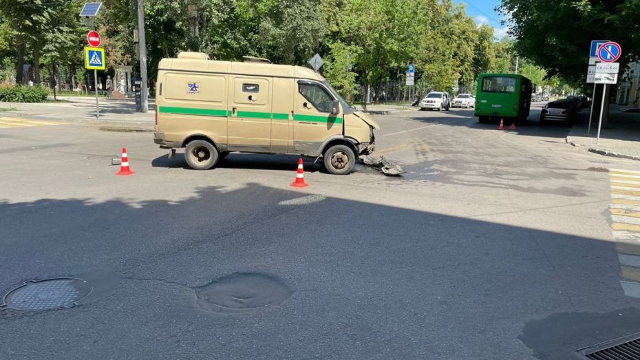 В Воронеже 56-летняя пассажирка автобуса пострадала в ДТП с машиной инкассаторов