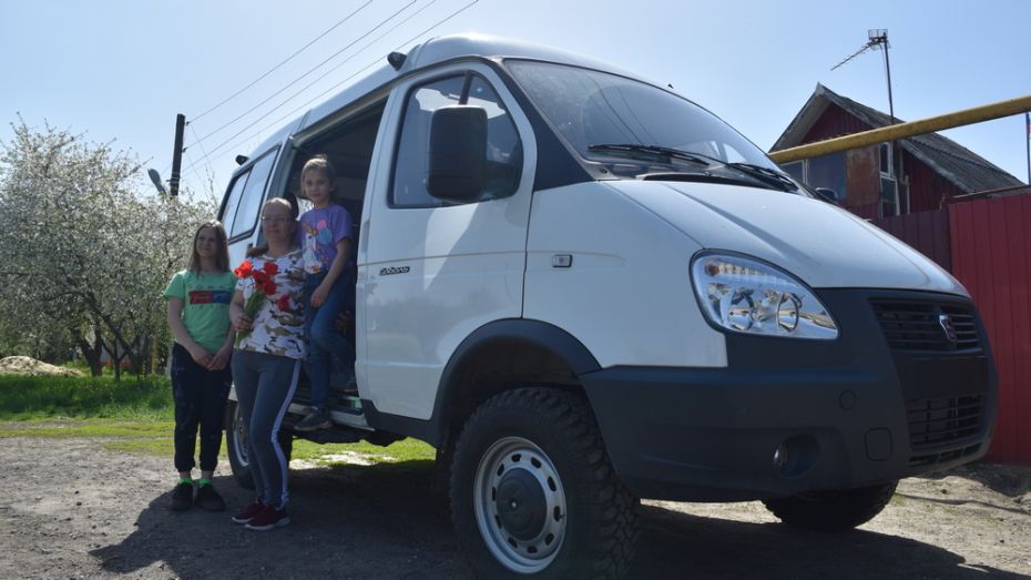 В Кантемировке впервые многодетная семья получила «Газель»