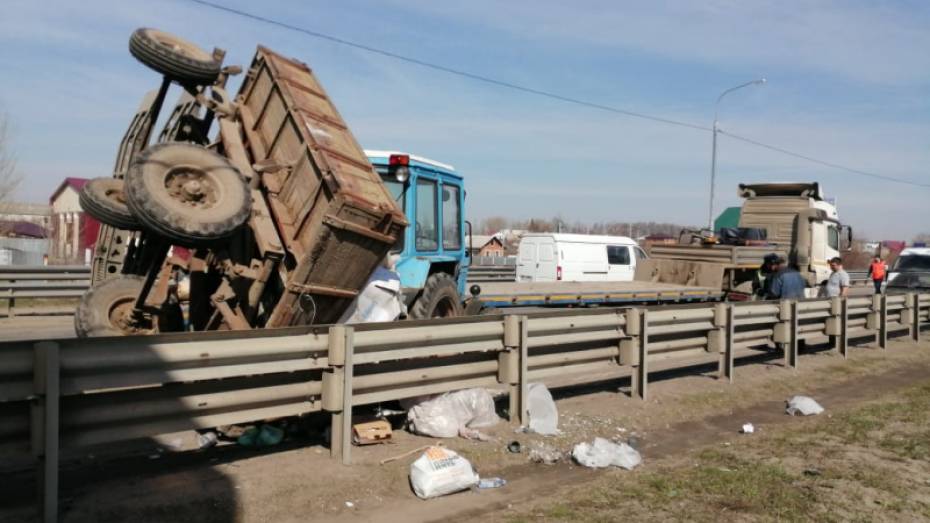 На трассе под Воронежем КамАЗ протаранил трактор с прицепом