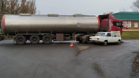 В Воронежской области автоцистерна Scania врезалась в ВАЗ: пострадал ребенок