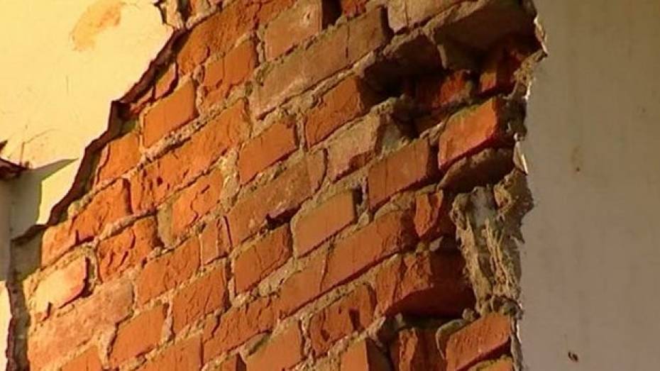 Житель Нижнедевицка погиб под обрушившейся стеной склада