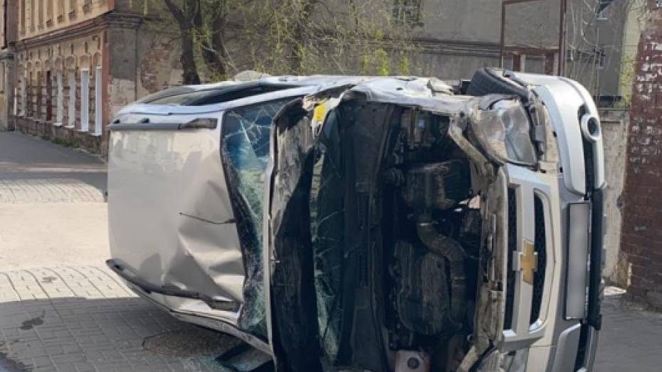 В центре Воронежа перевернулся внедорожник: водитель погиб