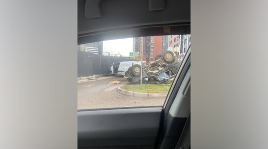 Появилось видео аварии с перевернувшимся автомобилем на улице 9 Января в Воронеже