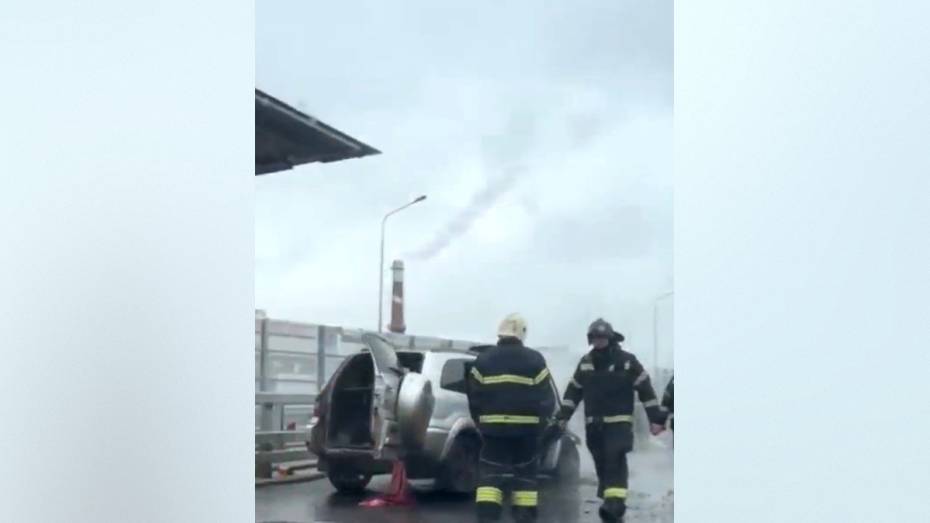 В Воронеже на эстакаде на улице Остужева загорелся автомобиль