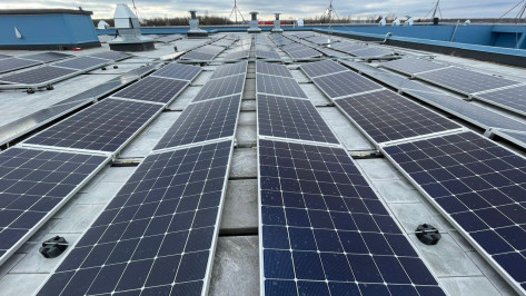 На крыше нового терминала воронежского аэропорта установили солнечные панели