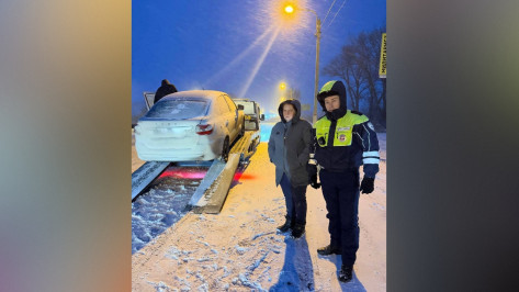 Воронежские госавтоинспекторы помогли добраться до больницы пожилой женщине с инвалидностью