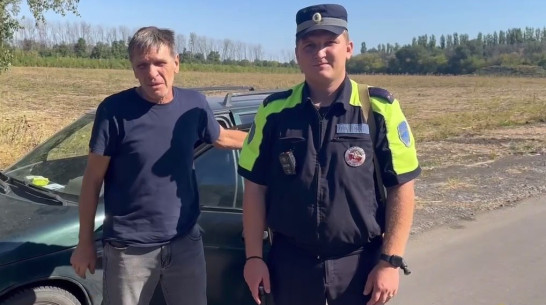 Под Воронежем полицейские помогли водителю починить машину