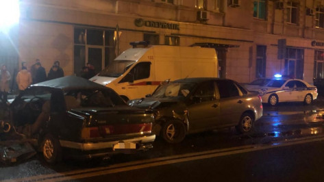 В ночной аварии с 7 пострадавшими в Воронеже погиб 17-летний парень