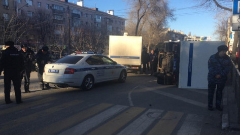 В центре Воронежа после ДТП перевернулся полицейский автозак