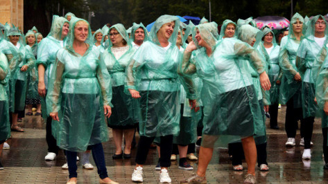 Более 200 воронежских пенсионеров станцевали зумбу под дождем