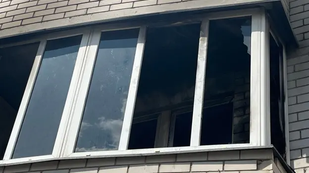В Воронеже балкон многоэтажки выгорел из-за сброшенного сверху окурка