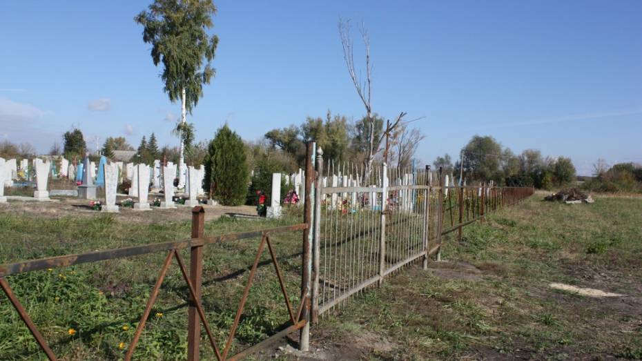 В Ольховатском районе на уборку территории кладбища вышли все жители села
