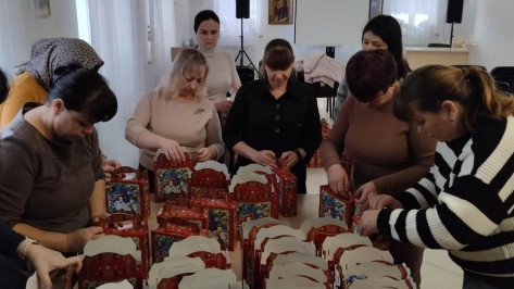 Борисоглебцы собрали 146 тыс рублей и подарки для детей-сирот