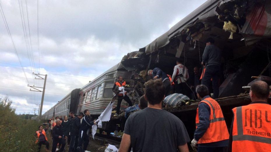 Под Нижневартовском пассажирский поезд столкнулся с «КАМАЗом»: пострадали 16 человек
