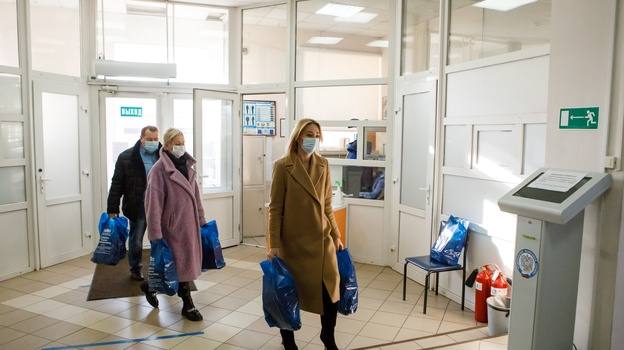 Депутаты Воронежской облдумы помогли обеспечить волонтеров-медиков горячими обедами