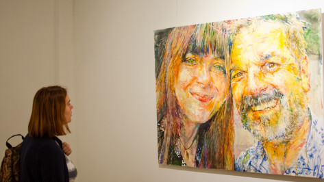 В воронежской галерее «Х.Л.А.М.» открылась выставка портретов счастливых воронежцев 
