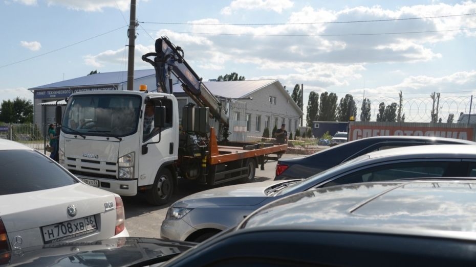 Воронежец попытался угнать бесхозный автомобиль на эвакуаторе