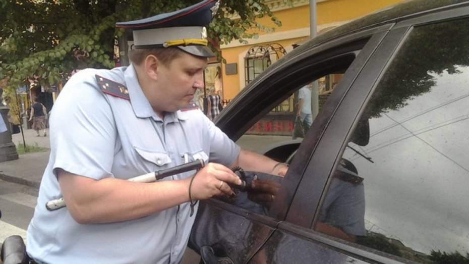 Семилукского водителя арестовали на 3 суток за отказ снять тонировку