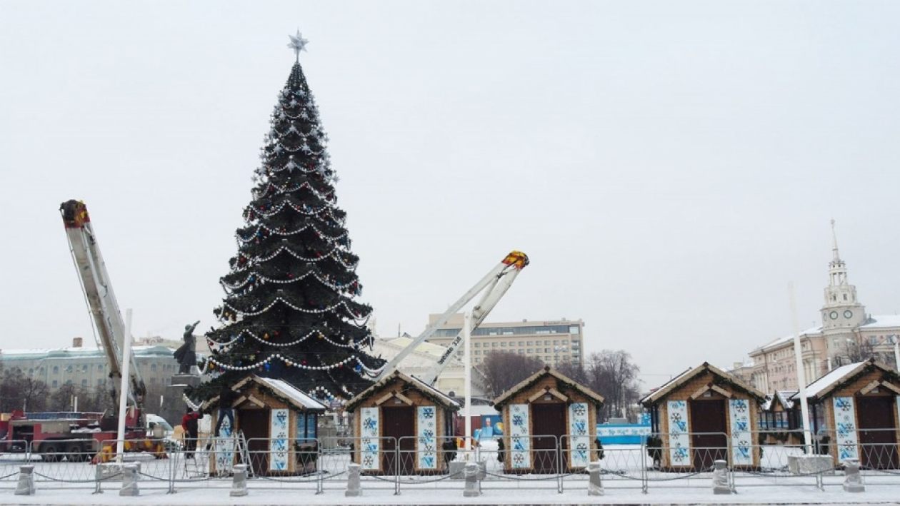 Фото РИА «Воронеж». На площади Ленина установили главную городскую елку