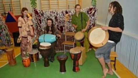 Маленьких воронежцев из школы-интерната научили играть на этнических барабанах