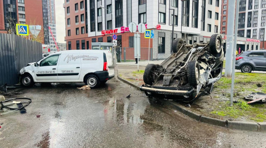 В воронежском ЖК «Современник» ВАЗ перевернулся после аварии