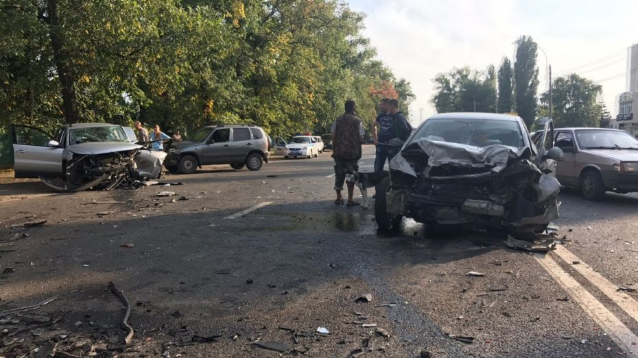 В Воронеже после столкновения 4 автомобилей погиб человек