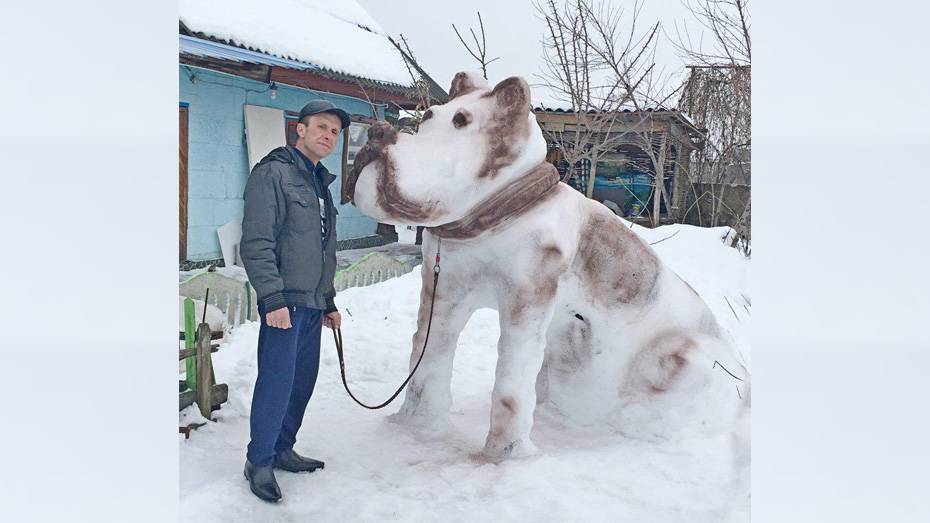 Житель Россоши вылепил из снега собаку высотой 1,8 м