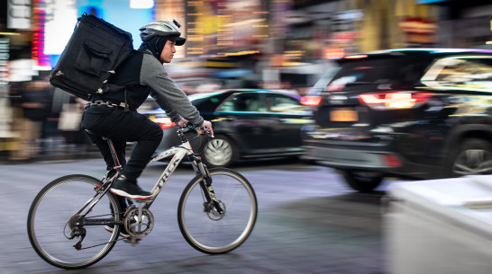 Велокурьеру в Воронеже предложили зарплату до 579 тыс рублей