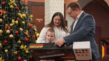 В Борисоглебске Александр Леонов исполнил новогодние мечты детей из двух семей