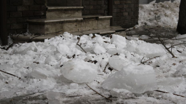 В Воронеже глыба снега и льда сломала ноги пожилой женщине