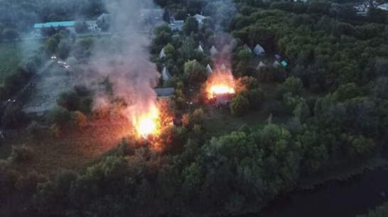 Под Воронежем загорелся заброшенный детский лагерь