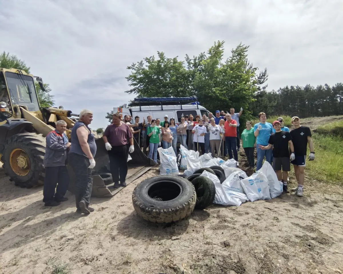 Более 50 человек очистили от мусора берег Воронежского водохранилища