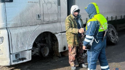 Воронежские полицейские помогли водителю фуры с пробитым колесом