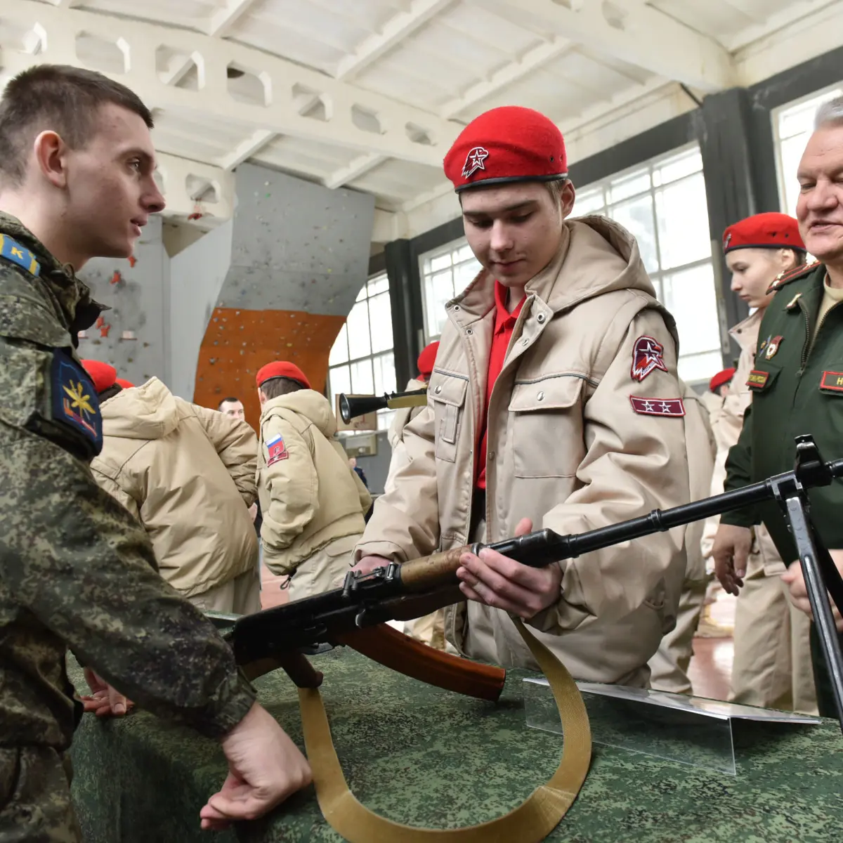 Выставка техники и полевая кухня. В Воронеже прошла военно-патриотическая  акция ко Дню защитника Отечества