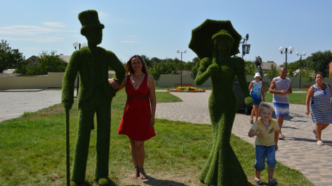 В Острогожском городском саду установили 4 топиарные фигуры